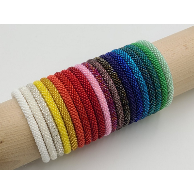 Armbänder aus Glasperlen auf Baumwollfaden - 20 Stück gemischt