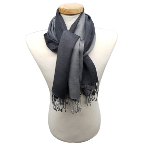 Schal mit farbigem Verlauf (70% Wolle, 30% Seide), Hellgrau
