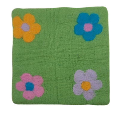 Filzkissen mit bunten Blumen ca. 35*35 - Kissenfarbe Grasgrün