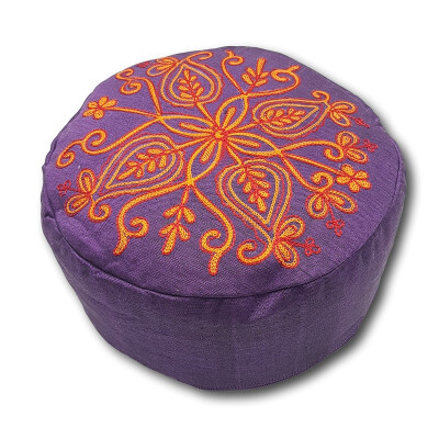 Yoga-Sitzkissen (violett) aus Baumwolle mit roter Stickerei (ca. Ø 30 cm / 15 cm hoch)