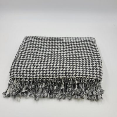 Wolldecke mit Hahnentritt-Muster - grau/weiß