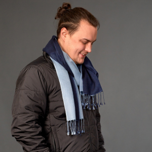 Schal mit farbigem Verlauf (70% Wolle, 30% Seide), Blau