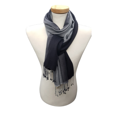 Schal mit farbigem Verlauf (70% Wolle, 30% Seide), Grau