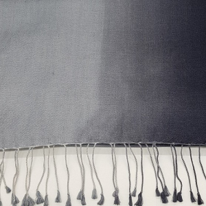 Schal mit farbigem Verlauf (70% Wolle, 30% Seide), Grau