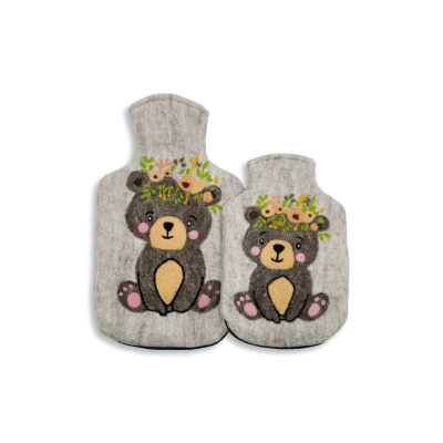 Wärmflaschenüberzug mit Innenfutter: Teddy mit Blumen, hellgrau (verschiedene Größen)