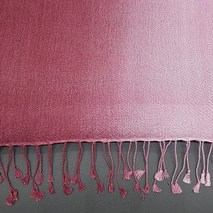 Schal mit farbigem Verlauf (70% Wolle, 30% Seide), Brombeere